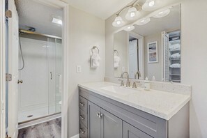 Douche, sèche-cheveux, serviettes fournies, shampoing