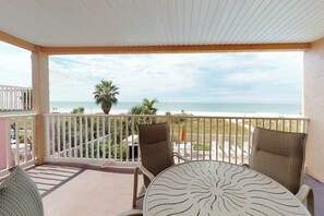 Outdoor dining - Corner waterfront condo with pool Gulf views and easy beach access (Indian Rocks Beach)
