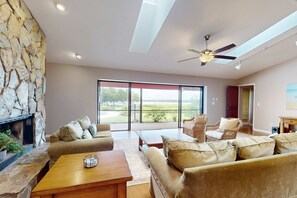 TV, DVD-spiller, stereoanlegg og kontorer