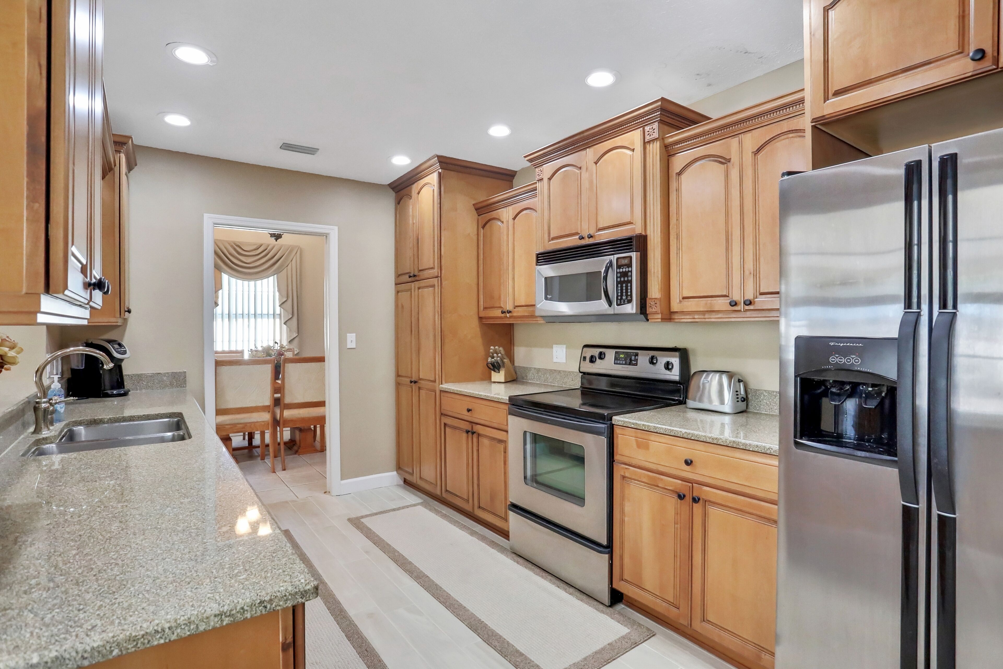 雪櫃、微波爐、焗爐、爐具