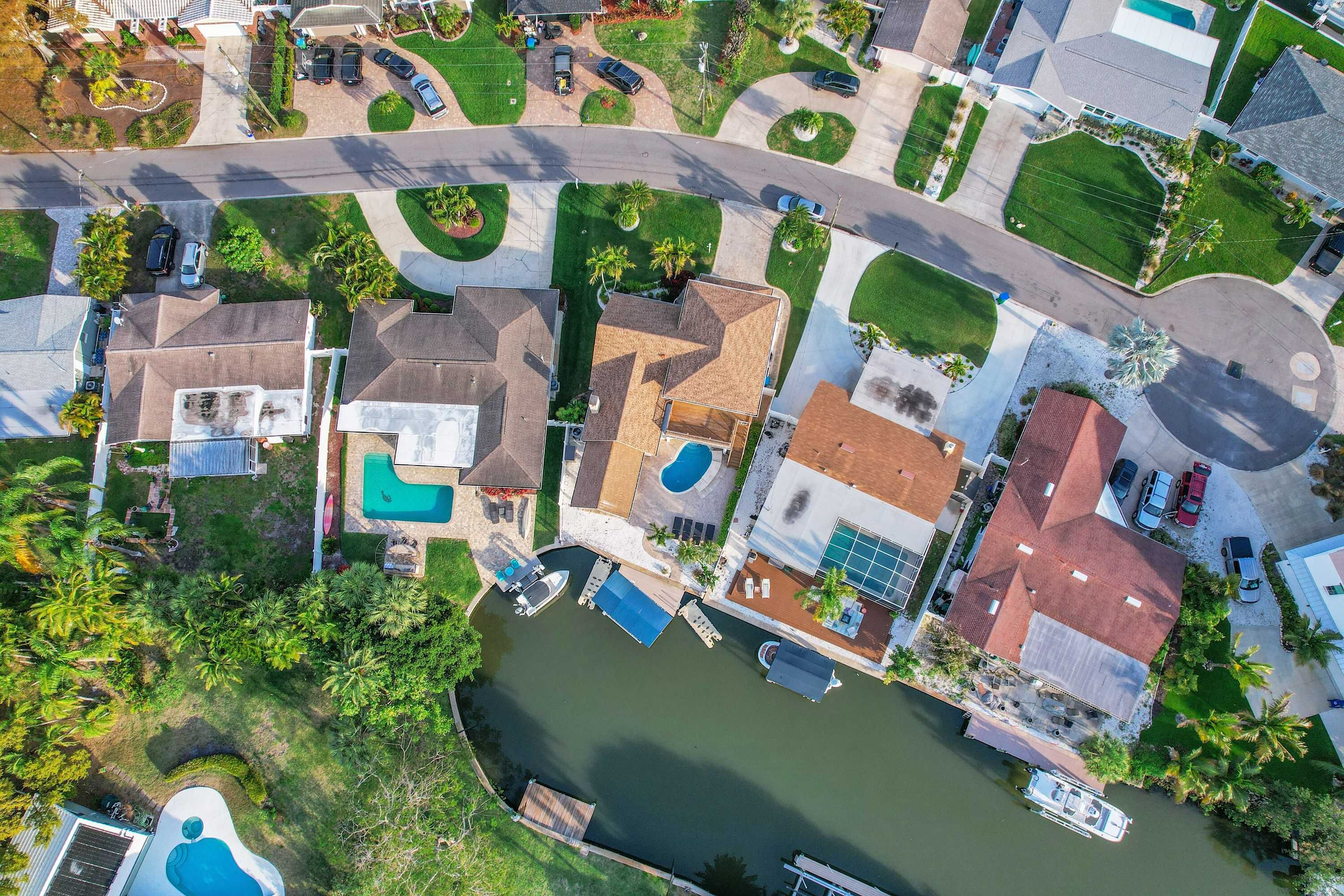 Zona residencial con casas, piscina y puerto deportivo.