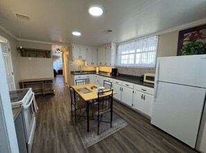 Microwave, oven, stovetop, dishwasher - Backyard Bliss Retreat - Apartment with private entrance and beautiful views (Flowery Branch)