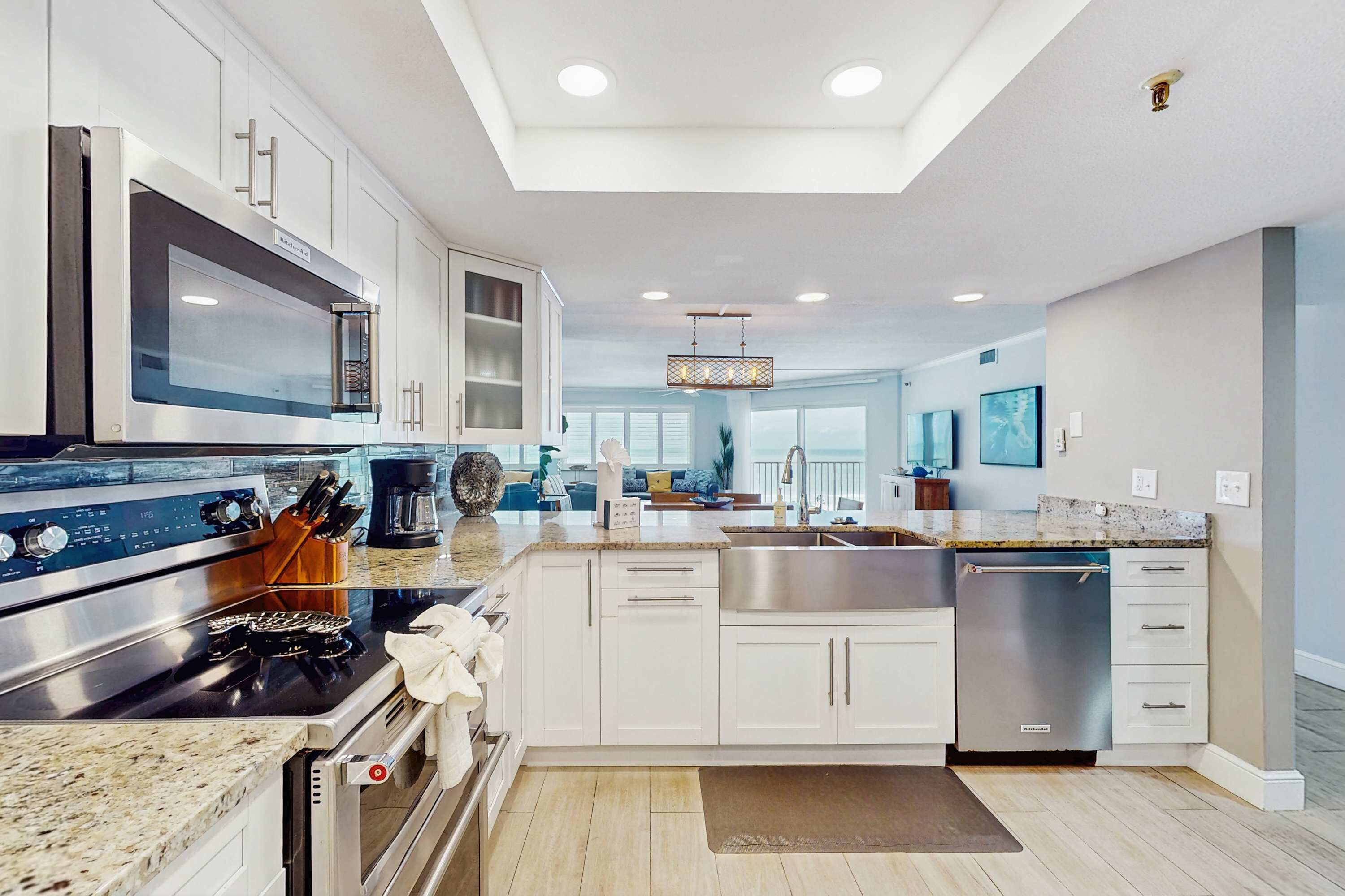 Réfrigérateur, four à micro-ondes, un four, surface de cuisson