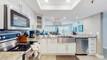 Réfrigérateur, four à micro-ondes, un four, surface de cuisson