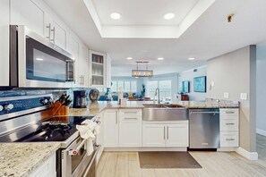 Kjøleskap, mikrobølgeovn, ovn og kokeplater