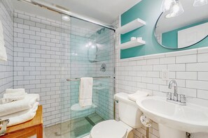 Een douche, een haardroger, handdoeken, shampoo