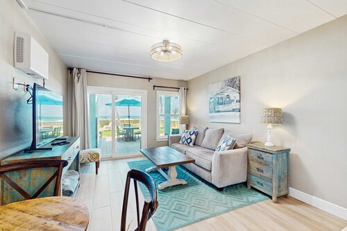 Gulf front condo ground floor beach access full kitchen and central AC