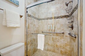 Douche, sèche-cheveux, serviettes fournies, shampoing