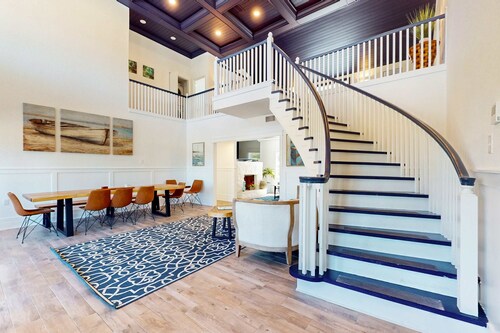 Beautiful Estate on Millers Bayou with Free WiFi Game Room Firepit and Hammock