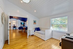 5 bedrooms, desk, WiFi, bed sheets