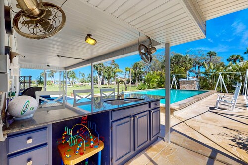 Beautiful Estate on Millers Bayou w/Free WiFi, Game Room, Firepit & Hammock