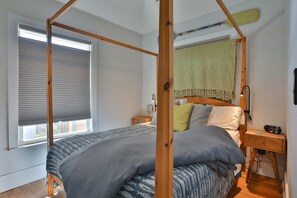 2 bedrooms, desk, WiFi, bed sheets