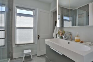 Shower, towels, shampoo