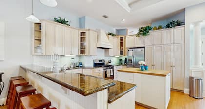 Single Story Home w/Private Pool, Fenced BackYard, Gas Grill, Fireplace, and A/C