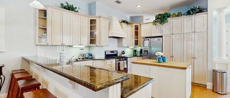 Kjøleskap, mikrobølgeovn, ovn og kokeplater