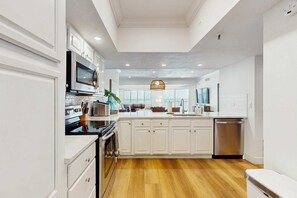 Kjøleskap, mikrobølgeovn, ovn og kokeplater