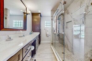 Dusche, Haartrockner, Handtücher, Shampoo