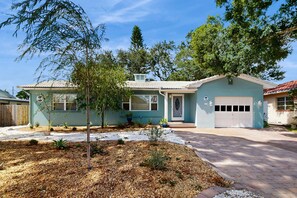 Exterior - Charming home very close to the beach with a spacious and private yard and hot tub (Saint Petersburg)