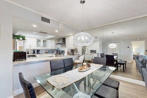 Dining - Upscale condo with gorgeous Gulf views and beachfront heated pool and spa (Indian Shores)