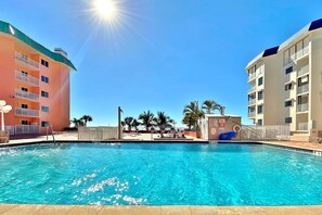 Pool - Upscale condo with gorgeous Gulf views and beachfront heated pool and spa (Indian Shores)