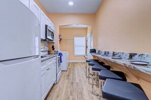 Kjøleskap, mikrobølgeovn, ovn og kokeplater