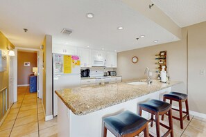 Réfrigérateur, four à micro-ondes, un four, surface de cuisson