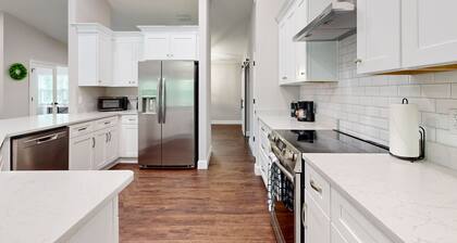 Spacious new home on preserve-like setting, W/D, AC/ Wifi