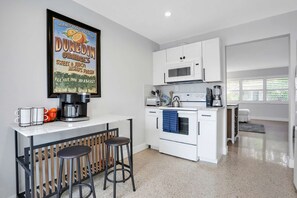 Kjøleskap, mikrobølgeovn, ovn og kokeplater