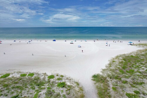 Renovated duplex near Honeymoon Caladesi Island with patio AC and WD