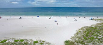 Renovated duplex near Honeymoon Caladesi Island with patio AC and WD