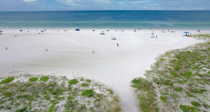 Renovated duplex near Honeymoon Caladesi Island with patio AC and WD