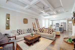 TV, DVD-spiller, stereoanlegg og kontorer