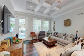 TV, DVD-spiller, stereoanlegg og kontorer