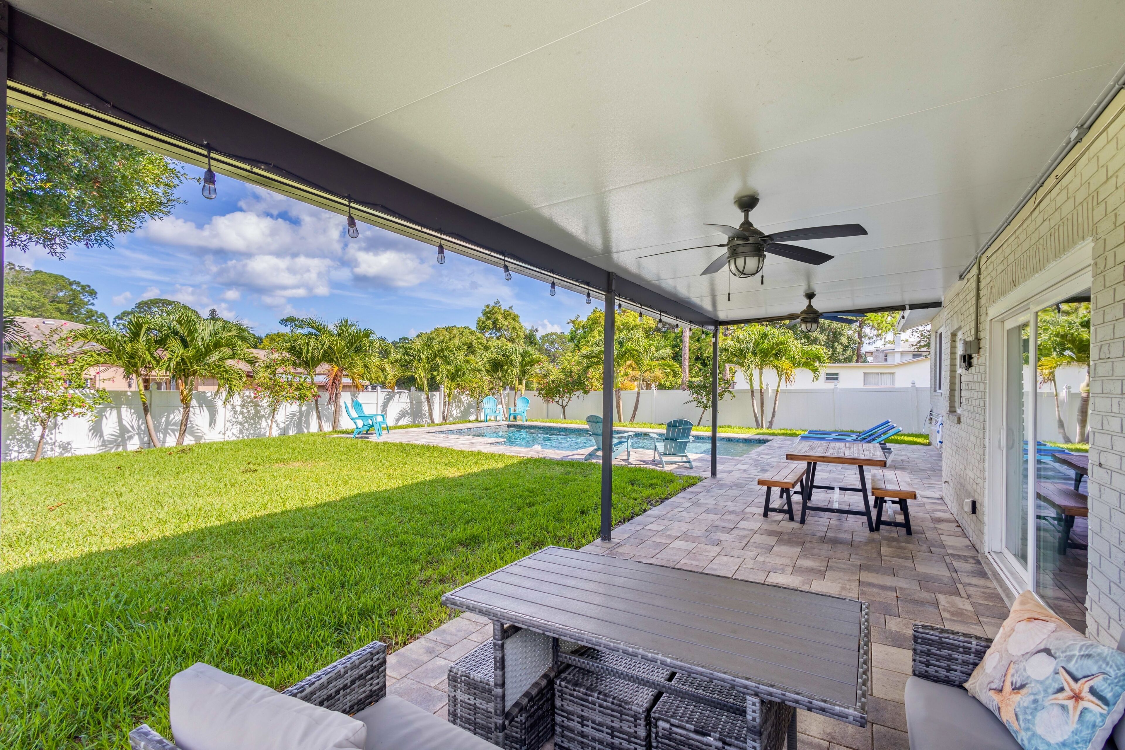 屋外ダイニングエリア