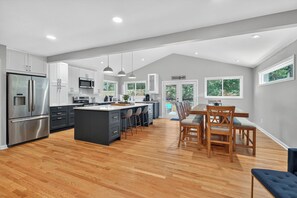 ثلاجة، ميكروويف، فرن، موقد طهي مسطح