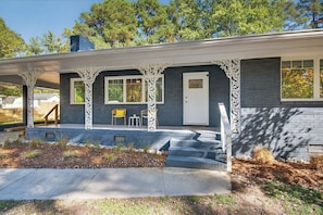 Exterior - Luxe Blue Haven 3BR + Sleeps 8 + Huge Fenced Yard (Durham)