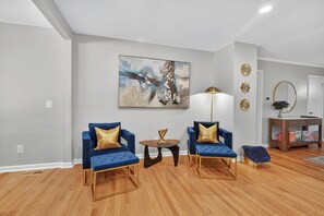 Lobby - Luxe Blue Haven 3BR + Sleeps 8 + Huge Fenced Yard (Durham)
