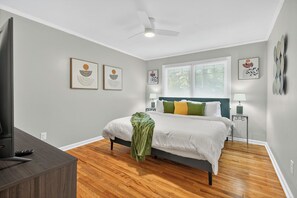 3 habitaciones, escritorio y tabla de planchar con plancha 