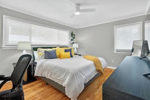 3 bedrooms, desk, iron/ironing board, travel cot - Luxe Blue Haven 3BR + Sleeps 8 + Huge Fenced Yard (Durham)