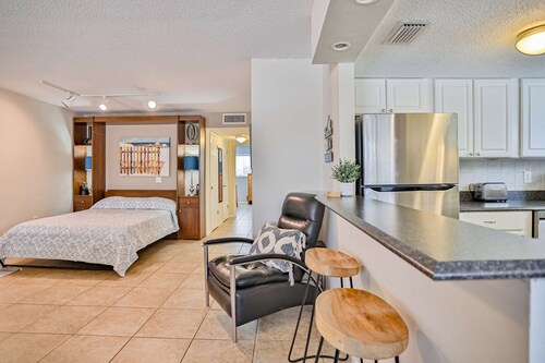 Quiet Waves 20 Condo with Pool Steps to Dining Shopping and St Pete Beach