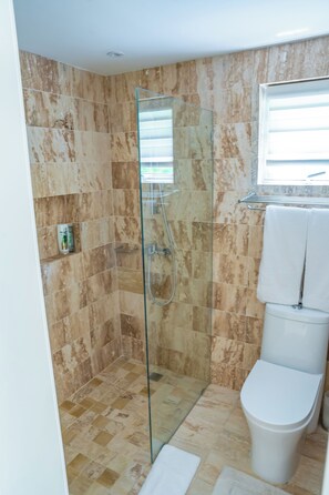 Bruser, hårtørrer, håndklæder, Shampoo