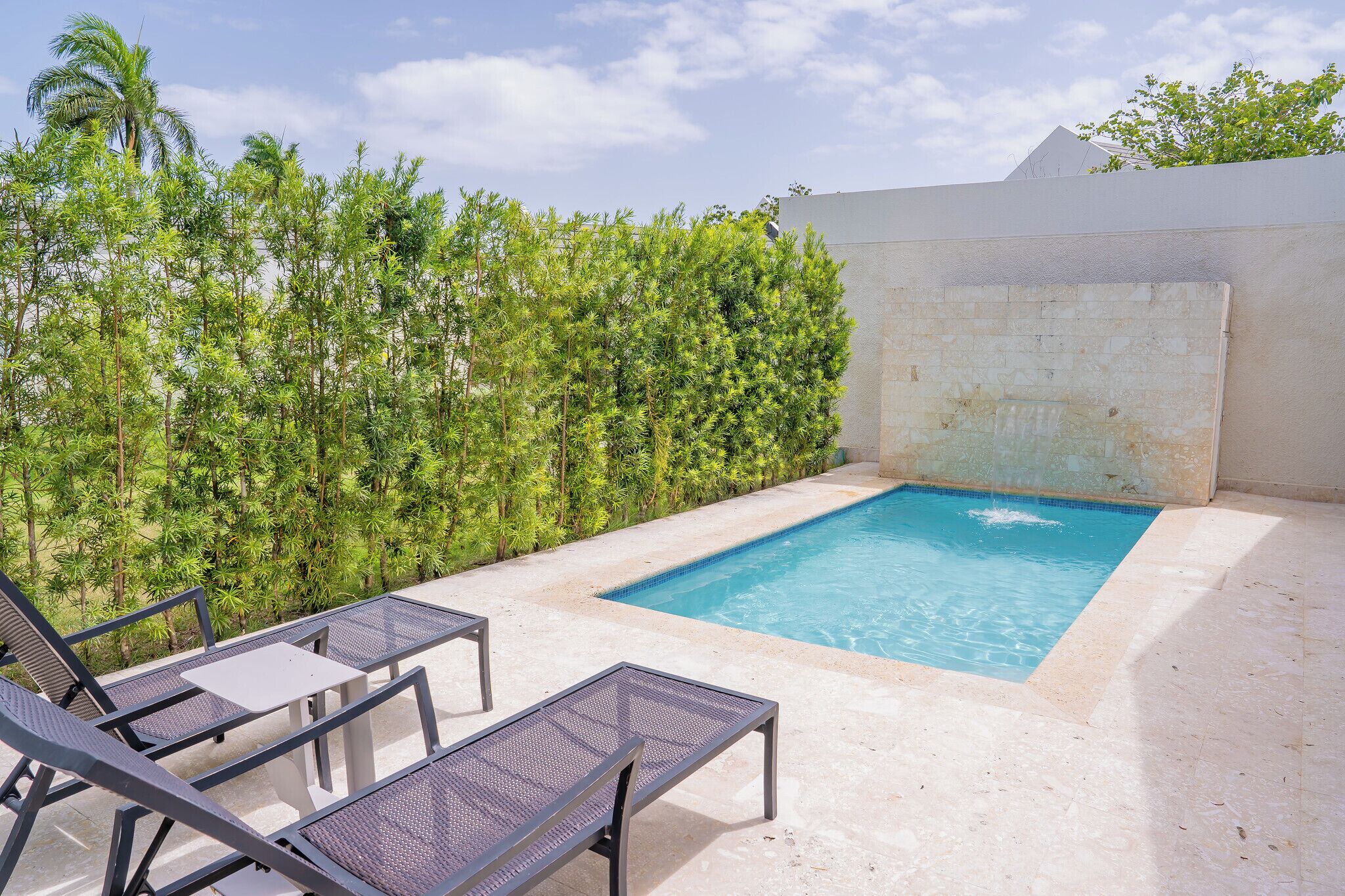 Una piscina al aire libre