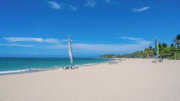 Perto da praia, espreguiçadeiras, toalhas de praia