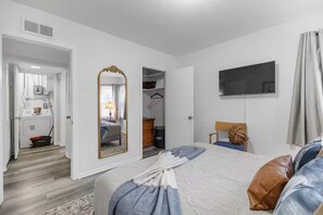 Tabla de planchar con plancha, wifi y ropa de cama