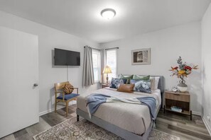 1 dormitorio, tabla de planchar con plancha, wifi y ropa de cama