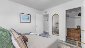 Tabla de planchar con plancha, wifi, ropa de cama