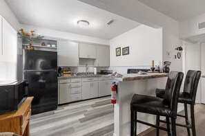 Private kitchen - Pony Express 1BR - Pets OK + Laundry - Blue Door (Saint Joseph)