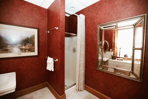 Dusj, hårføner, håndklær og såpe