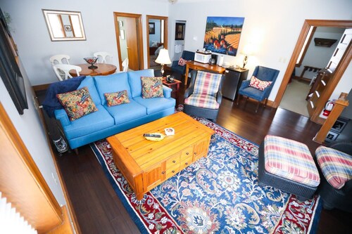 Historic Building - 5 Bedroom with On-site Parking in Midtown Kansas City!