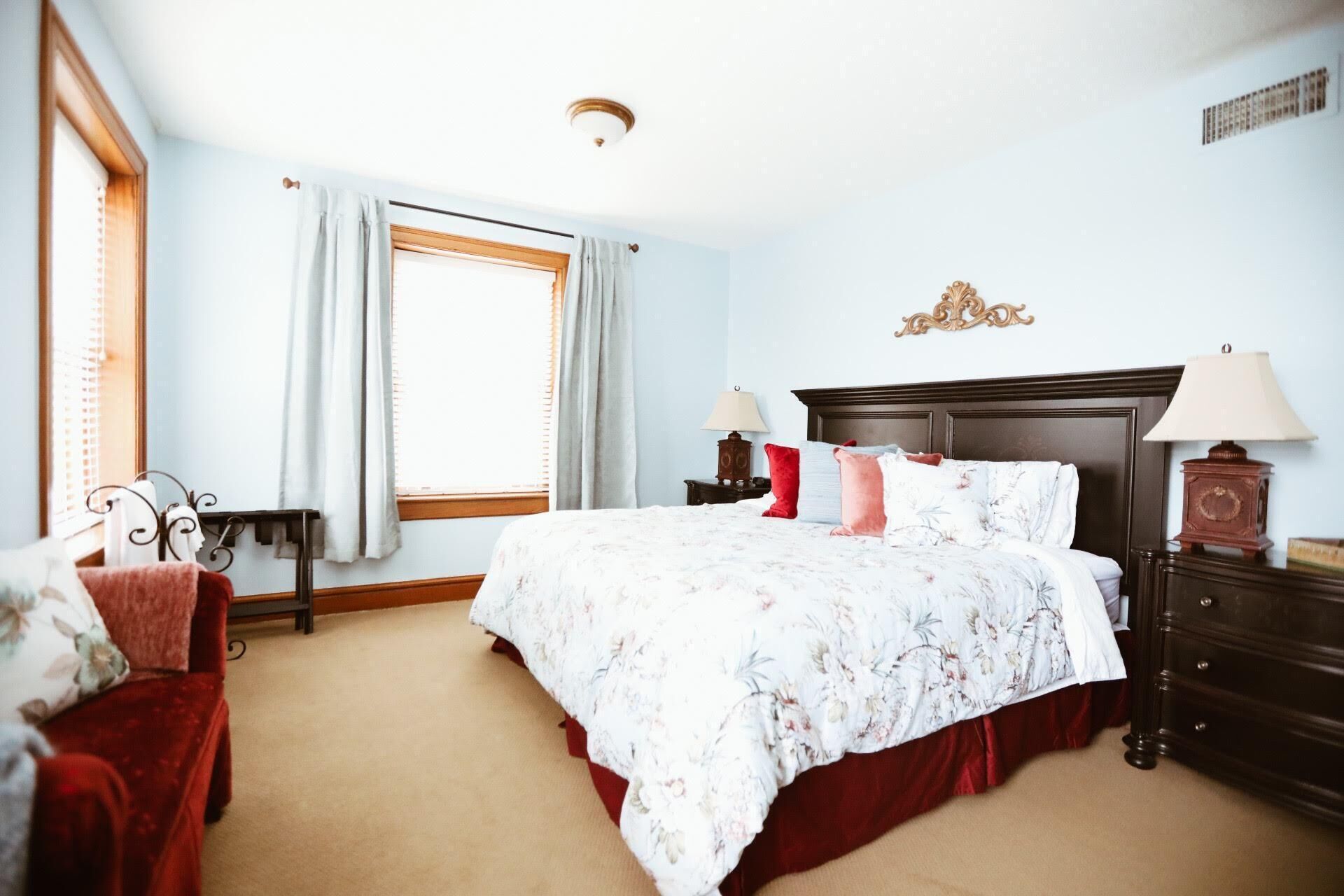 5 bedrooms, iron/ironing board, WiFi, bed sheets